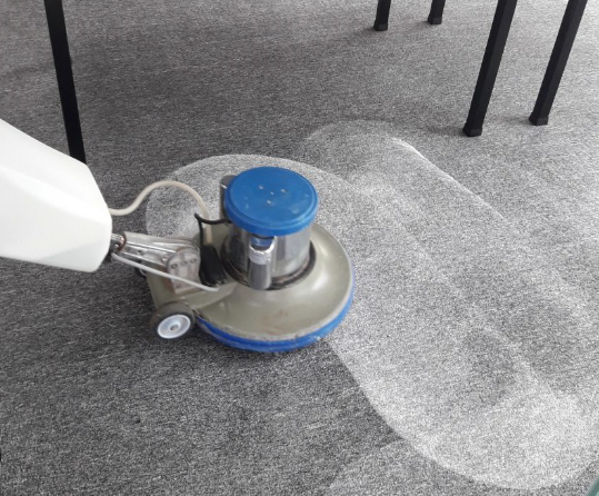 Vệ sinh thảm nỉ văn ph&ograve;ng hiện đại