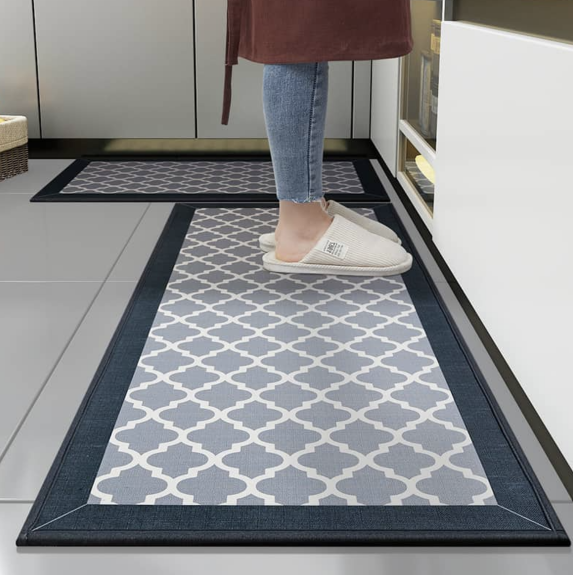 H&igrave;nh ảnh 2: Thảm cotton trong kh&ocirc;ng gian bếp, dễ d&agrave;ng vệ sinh v&agrave; bảo quản.