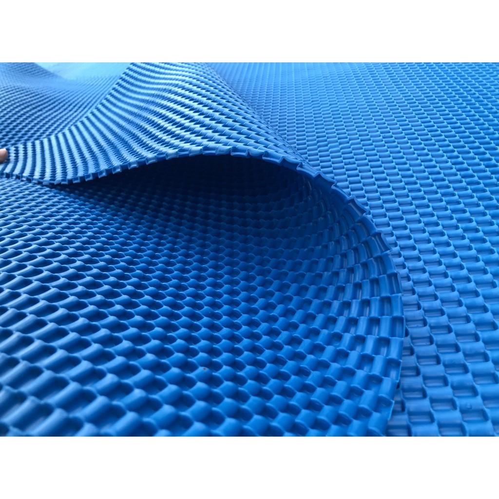 Thảm nhựa trải sàn nút vuông giúp hạn chế trơn trượt