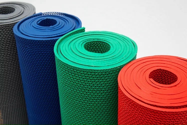 màu sắc thảm nhựa lưới gồm: xanh lá - xanh nước biển - đỏ - ghi