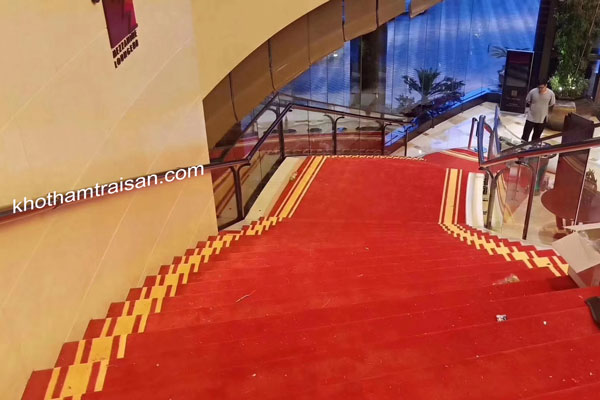 Thảm trải cầu thang màu đỏ