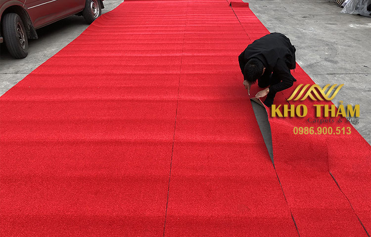 Thảm cuộn màu đỏ trải sân khấu hội trường