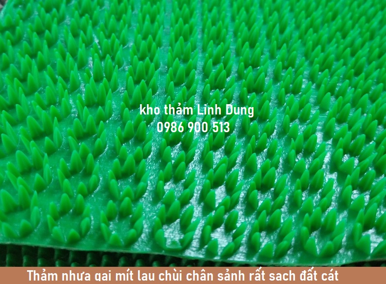 Thảm nhựa gai cúc màu xanh lá